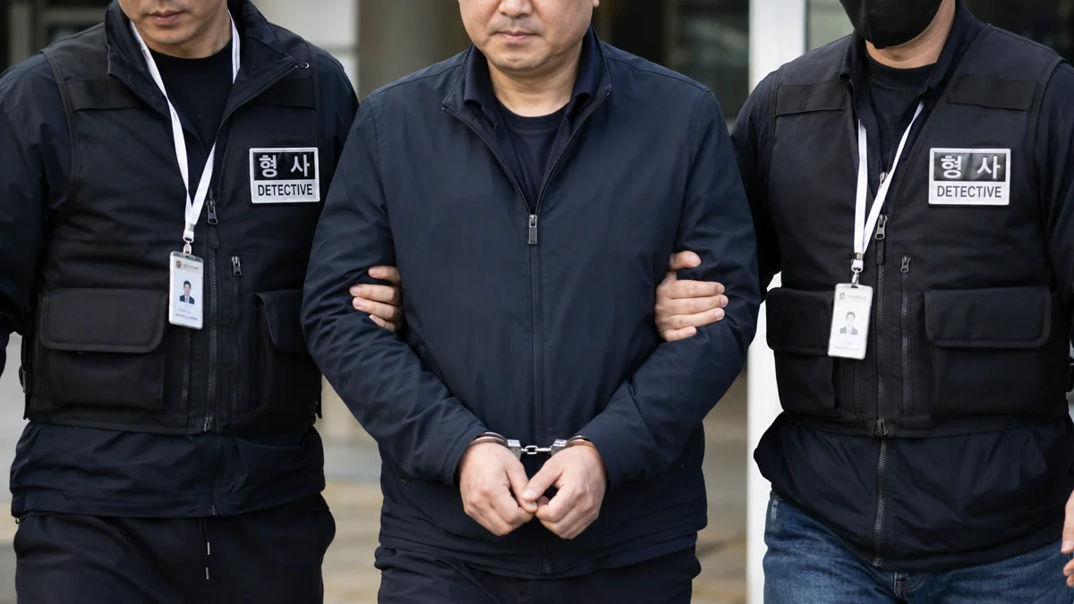 전주 음주 위험운전치상 선처|형사들에게 연행되는 수갑을 찬 피의자