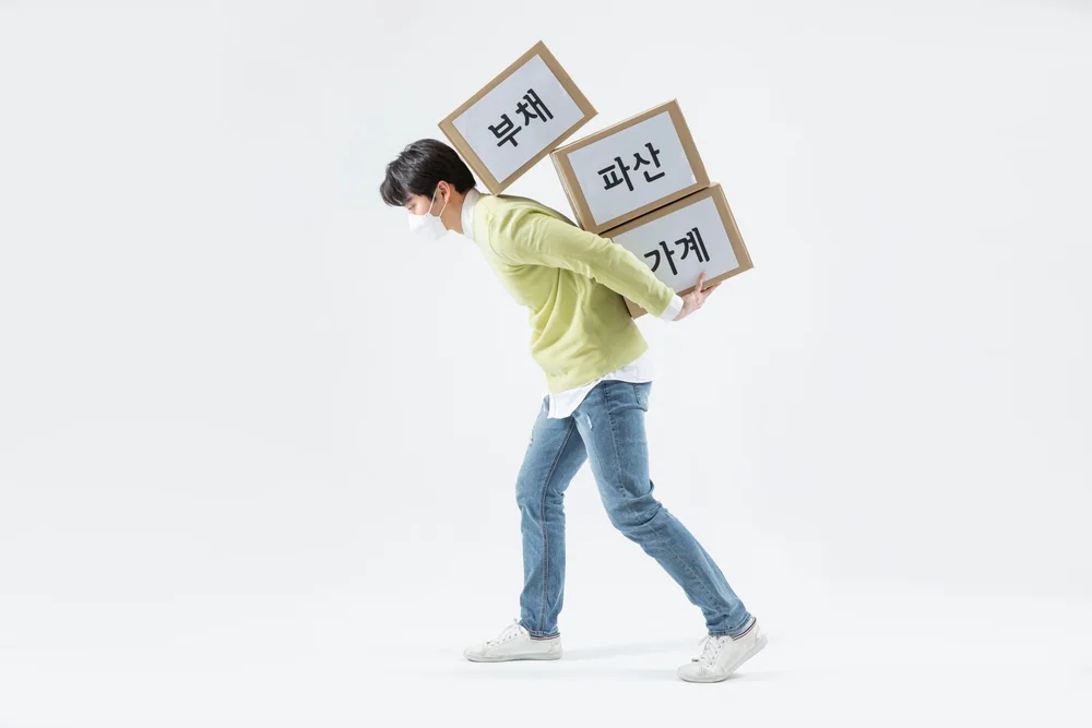 면허정지 중 운전 처벌|부채와 파산의 짐을 지고 힘들어하는 남성